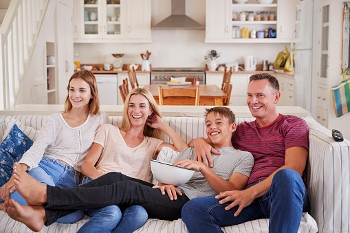 familia con adolescentes en el sofá
